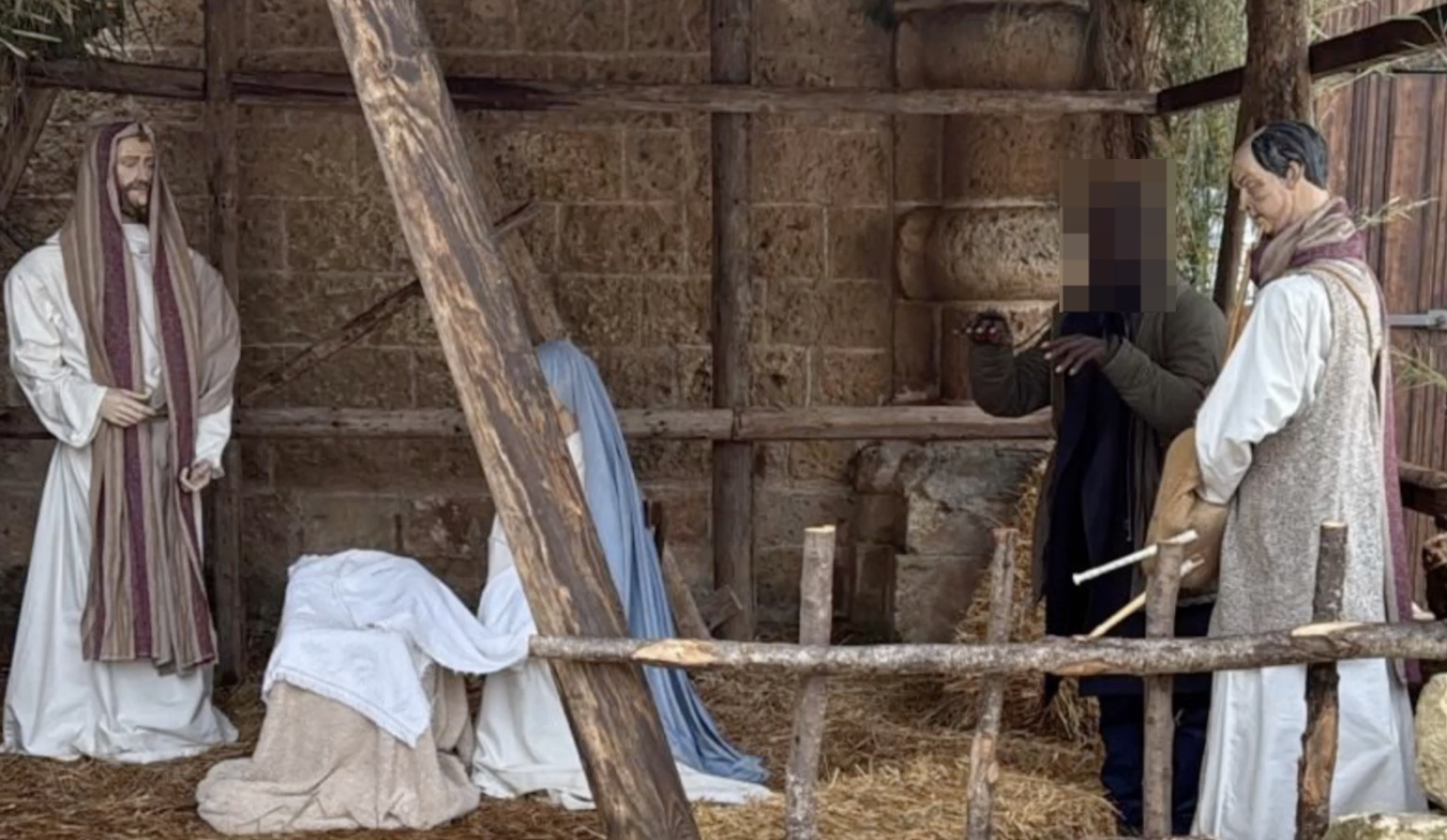 Latitante si nasconde nel presepe per sfuggire alla cattura ma viene scoperto dal sindaco: l’assurda storia in Salento