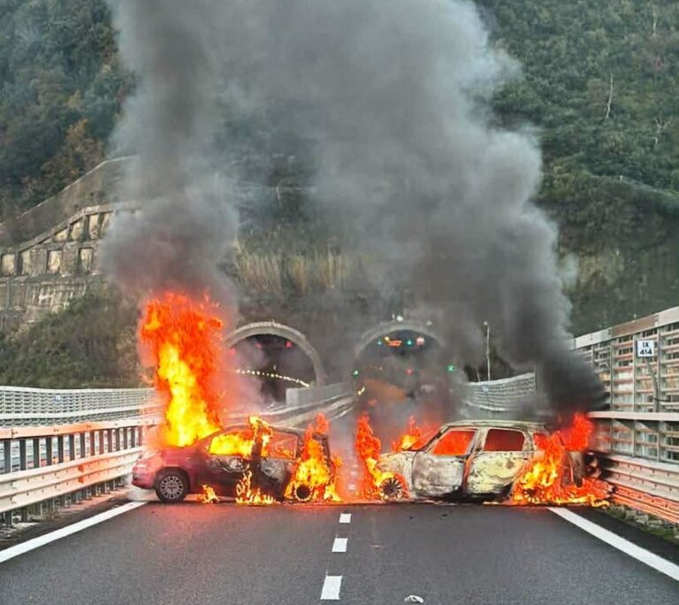 Auto in fiamme per rapina a portavalori. Rubati 2 milioni di euro (VIDEO)