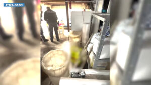 Fabbrica illegale di fuochi d’artificio scoperta nel napoletano, una denuncia