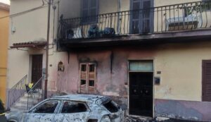 Bassano Romano – Incendio in centro, due auto distrutte e danni alle case. Maggi: “Nessuna ipotesi esclusa”