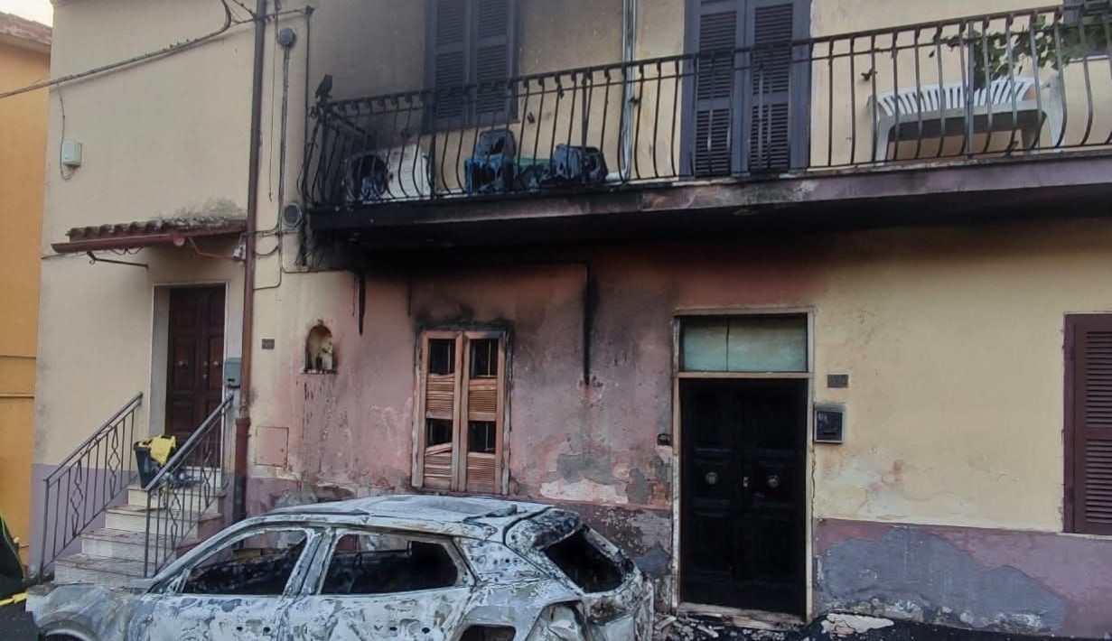 Bassano Romano – Incendio in centro, due auto distrutte e danni alle case. Maggi: “Nessuna ipotesi esclusa”