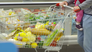 Carrello della spesa, i prezzi rallentano ma il caro vita resta