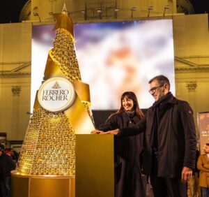 Ferrero Rocher illumina il Natale di Milano, piramide dorata a Piazza San Carlo