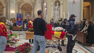 Folla commossa a Napoli per l’ultimo saluto a Davide Tizzano