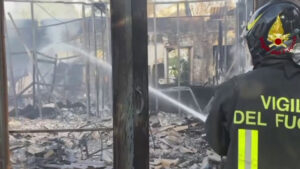 Vasto incendio a Catania nella zona industriale, i Vigili del Fuoco in azione