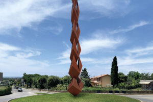 Tarquinia – L’arte trattata come un rifiuto: “La Spiga” del Maestro Capotondi abbandonata nell’ex Conalma