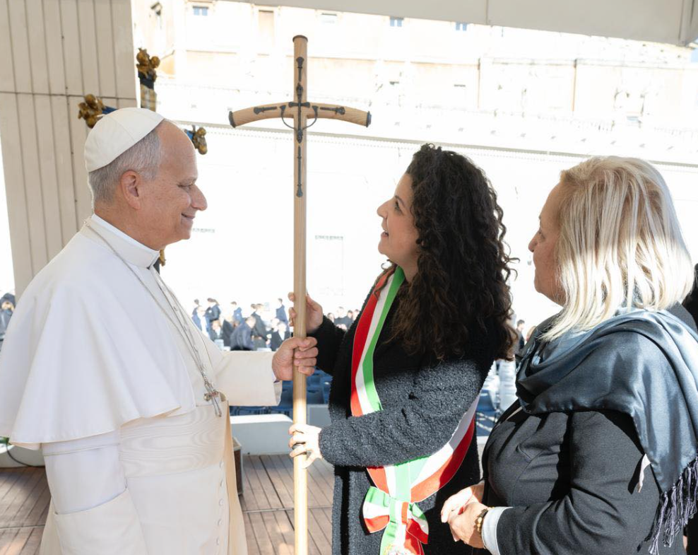 Il Giubileo di Viterbo in Vaticano: donata a Papa Leone XIV la croce realizzata con il legno Monti Cimini