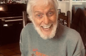 Dick Van Dyke compie 100 anni: un secolo di sorriso, talento e leggerezza