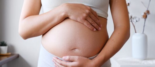 Comunica all’ex compagno di essere incinta, al suo rifiuto lo gambizza