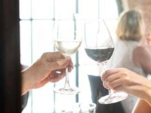 A cena con un’altra donna, moglie lo scopre da video spot ristorante e lo lascia