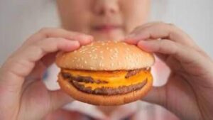 Stretta sui cibi ultraprocessati, verso documento per raccomandazioni e regole