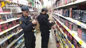 Viterbo – Operazione “Natale sicuro”, la finanza toglie 185mila prodotti pericolosi dai negozi cinesi