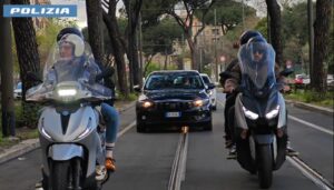 Roma: 9 spacciatori in manette, droga sequestrata nascosta in vestiti e elettrodomestici
