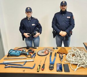 Roma – Furto sventato, autori sorpresi dal proprietario grazie a telecamere di videosorveglianza