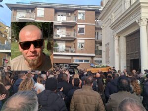 Civitavecchia – Un fiume di anime per i funerali di Simone Pampinella, storico “forbiciaro” del Ghetto (FOTO)
