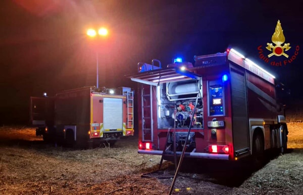 Santa Marinella – Incendio in zona Quartaccia, fiamme a ridosso della ferrovia e treni a rilento