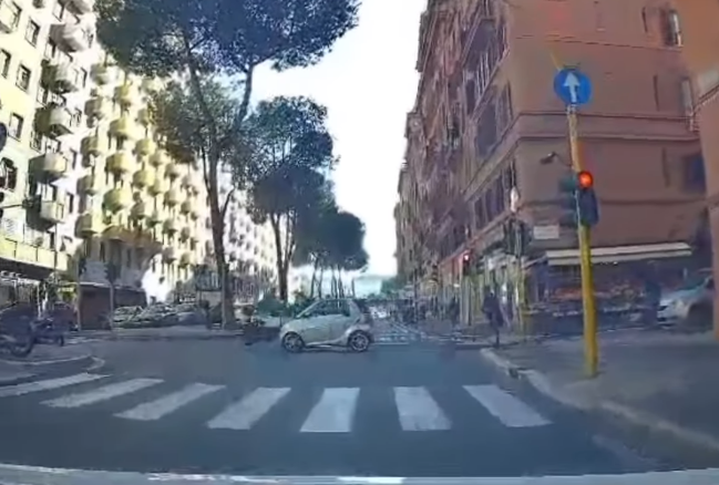 Roma – Rider passa con il rosso e viene investito da una smart (VIDEO)