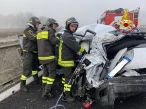 Terribile schianto sulla SS 75, una persona intrappolata tra le lamiere