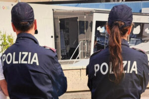 Roma – Corriere ruba una borsa griffata e la mette in vendita su una piattaforma online