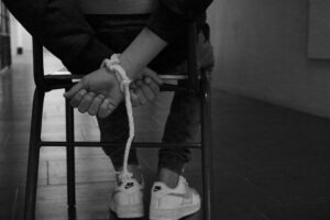 Terracina, diciassettenne tunisina seviziata e legata perché voleva vivere “troppo all’occidentale”: arrestata la madre