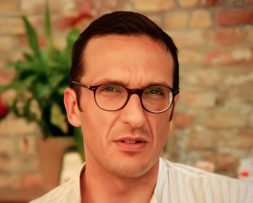 Montefiascone in lutto: addio a Roberto Cicoria, storico cameriere del ristorante Paolo al Miralago