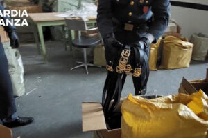 Roma – Capi di abbigliamento e giocattoli pericolosi per la salute, sequestrati oltre 4mila articoli