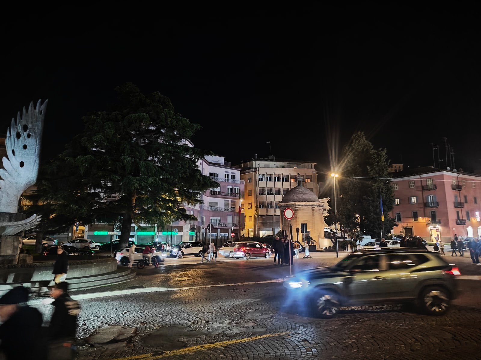 Viterbo – Natale in centro, i residenti: “Bellissimo, ma serve luce tra Sacrario e Via Ascenzi, la zona più critica è senza luminarie”