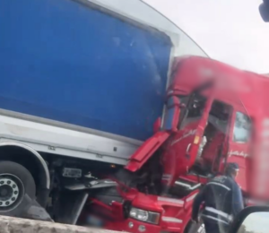 Pontina paralizzata da un incidente: coinvolti quattro tir, lunghe code verso Roma