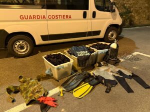 Santa Marinella – Blitz della Guardia Costiera contro la pesca illegale: sequestrati e rimessi in mare oltre 5mila ricci