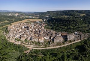 Orte – Giovane si lancia da una finestra e muore sul colpo