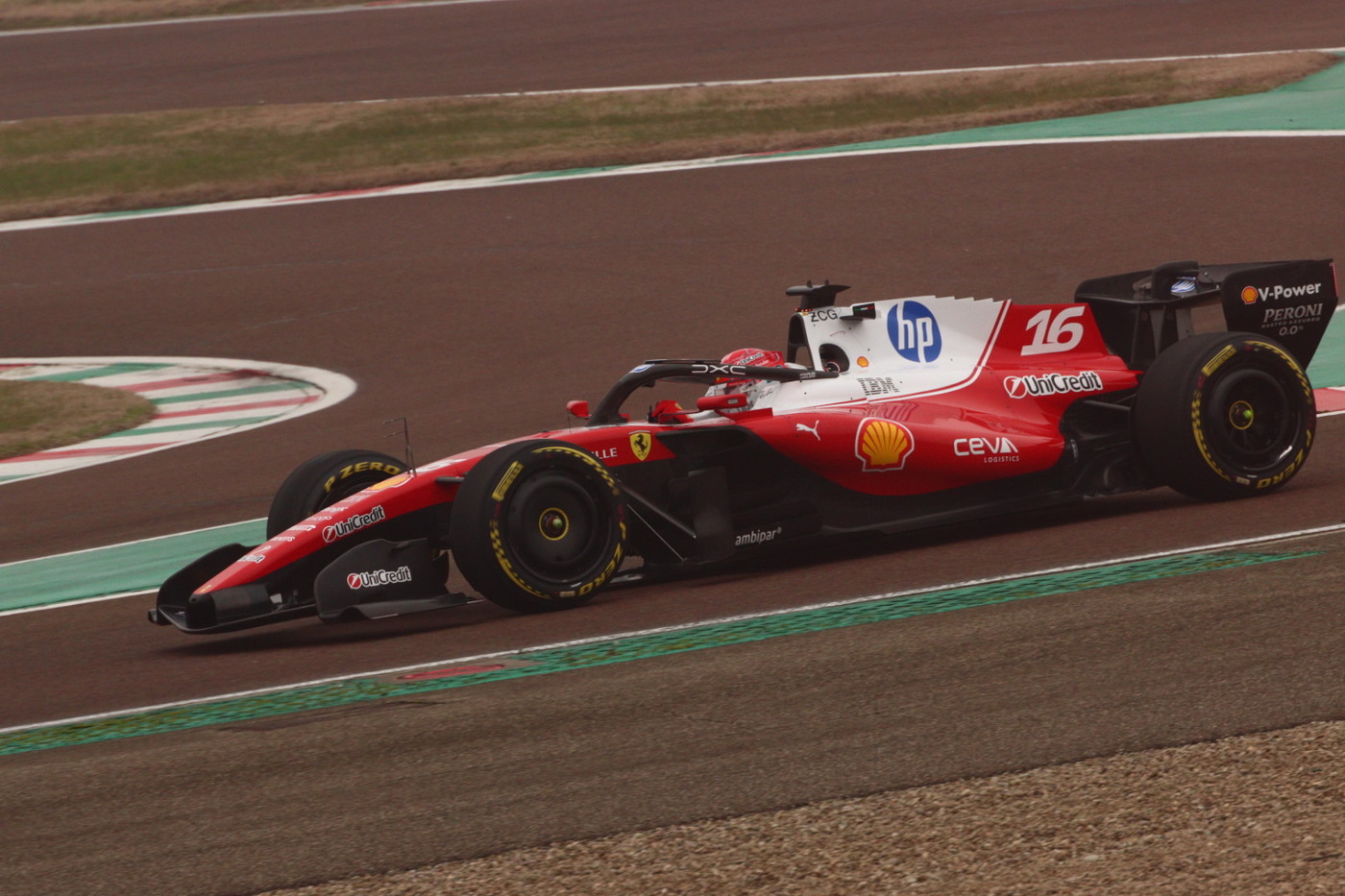 Tuffo Ferrari – Svelata la nuova livrea 26, subito shakedown per Hamilton e Leclerc