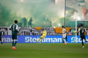 Europa League – Roma col brivido: 1-1 ad Atene, ottavi last minute. Bologna ai playoff