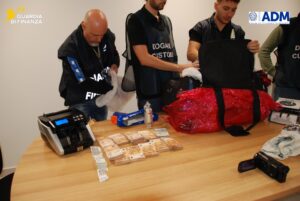 Controlli valutari nel Lazio: oltre 15,7 milioni di euro non dichiarati intercettati nel 2025 tra aeroporti e porto