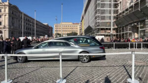 Funerali Valentino, l’arrivo del feretro a Santa Maria degli Angeli