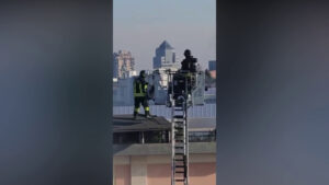 Incendio in una palazzina di Brescia, salvata una neonata: le immagini