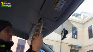 Messina, corriere con 4 chili di hashish arrestato agli imbarcaderi