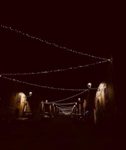 Luminarie “sabotate” a San Martino, la Pro Loco: “Dei poveracci mettono a rischio l’incolumità delle persone”