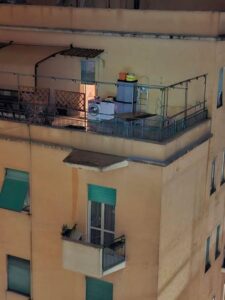 Roma, cane da giorni su un balcone sotto la pioggia: risolutivo l’intervento dell’animalista Rizzi (VIDEO)