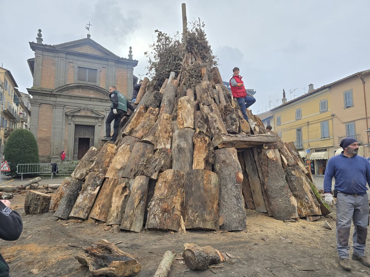 Viterbo – A Bagnaia torna il Focarone di Sant’Antonio Abate: la catasta è pronta in piazza