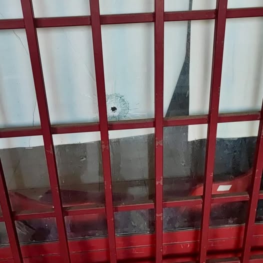 Cinque colpi di pistola contro la sede della Cgil a Primavalle, indaga la Digos