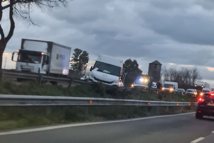 Maxi tamponamento sulla Pontina: lunghe code verso Roma