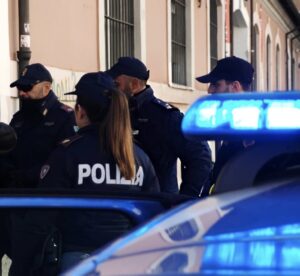 Roma – Tor Vergata: smontavano a rivendevano ricambi auto rubate, 5 arresti