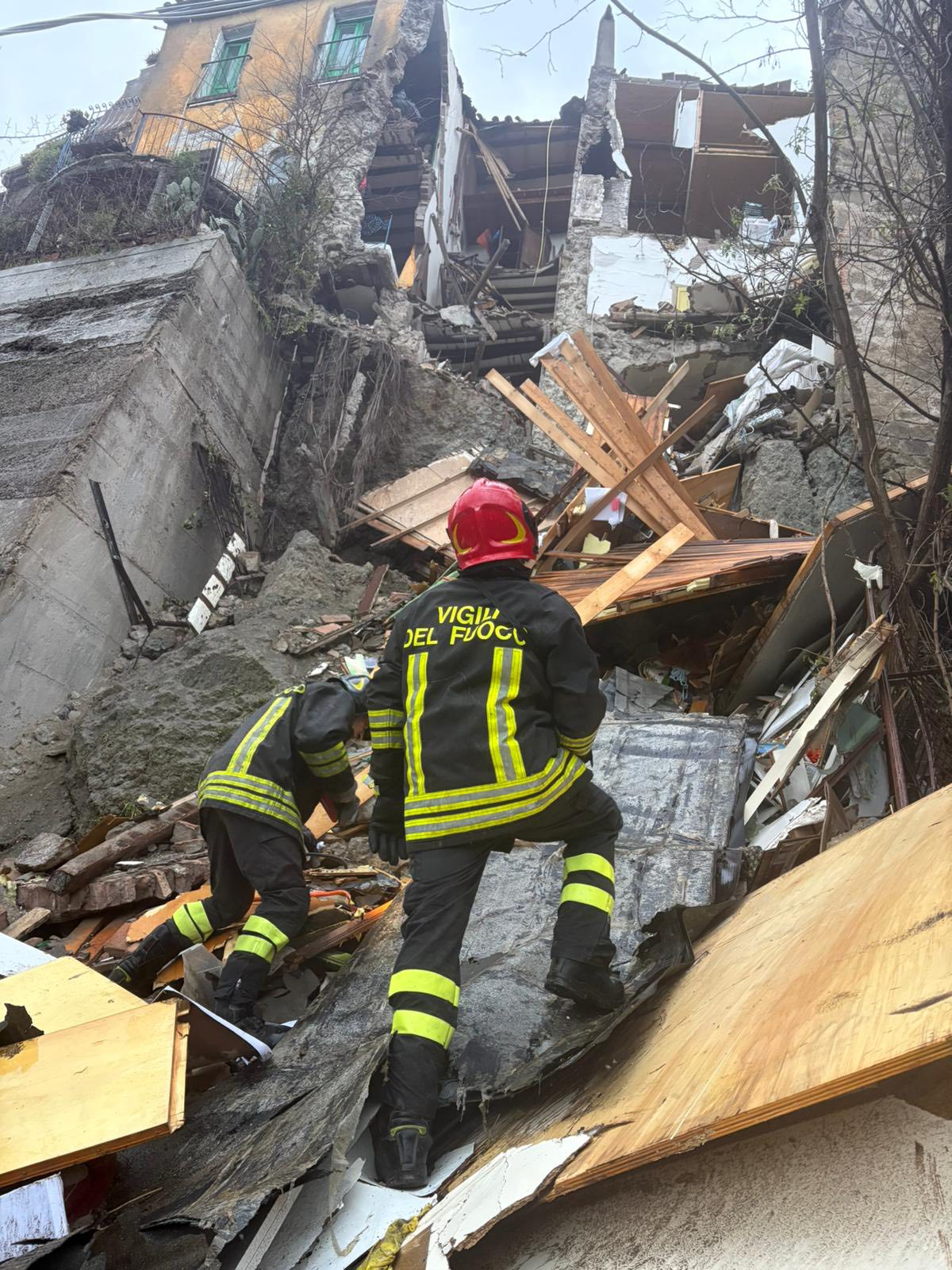 Morlupo, crolla una palazzina occupata abusivamente: si scava tra le macerie per scongiurare vittime (PHOTO GALLERY)