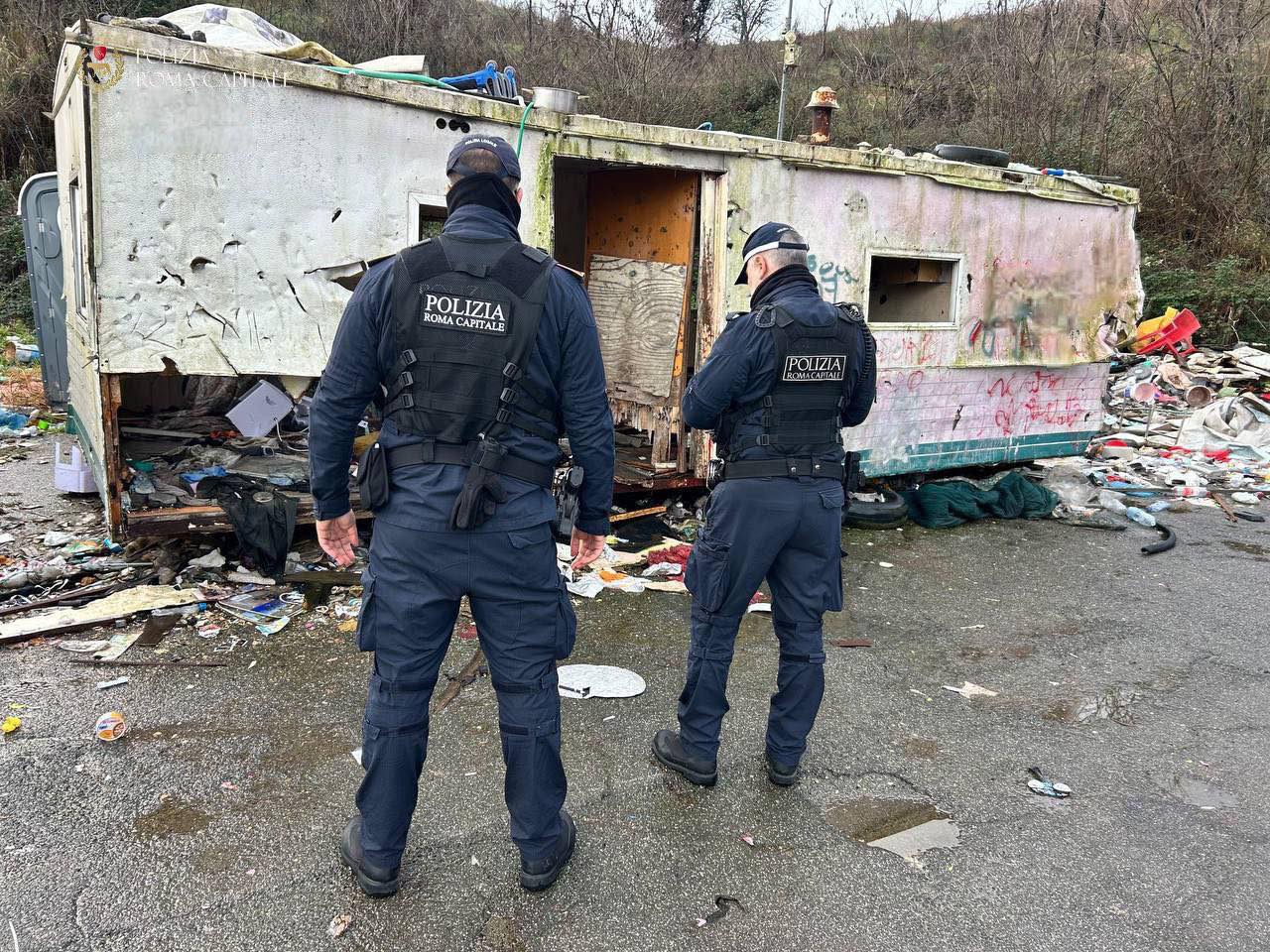 Roma – Demolite alcune strutture presso il campo rom di via Candoni
