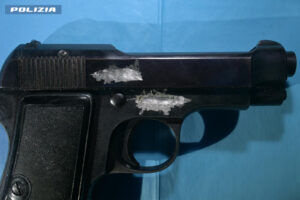 Roma: spara colpi pistola e poi fugge con arma a matricola abrasa, polizia lo arresta