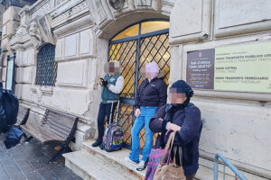 Tarquinia – Sala d’attesa chiusa alla Barriera San Giusto: disagi per pendolari e studenti sotto la pioggia