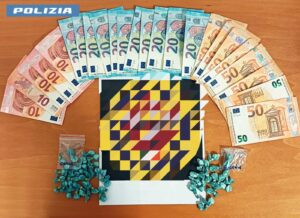 Roma: delivery a casa o in punti incontro anonimi, 15 arresti, sequestrati 3,5 chili di droga