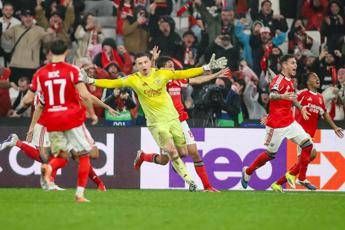 Champions, Benfica qualificato allo scadere con gol del portiere. Mourinho-show in panchina
