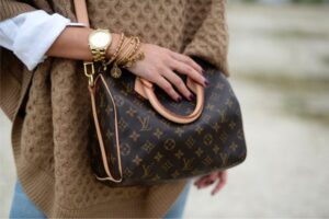 Roma, ruba una borsa Louis Vuitton nella casa in cui lavora e la rivende in un negozio di via Cola di Rienzo: arrestata colf polacca