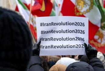 Iran, pugno di ferro contro i manifestanti: “Nessuna clemenza”. Avvertimento a Usa e Israele: “Risposta dura in caso di attacco”